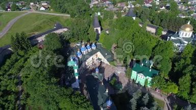 在斯维雅托-乌斯彭斯基普斯科沃-佩切斯基修道院。 俄罗斯空中视频